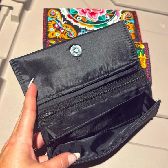 Colorful Embroidered Floral Wallets, Set of 3 🌼 🌺 🪻 - Picture 4 of 6